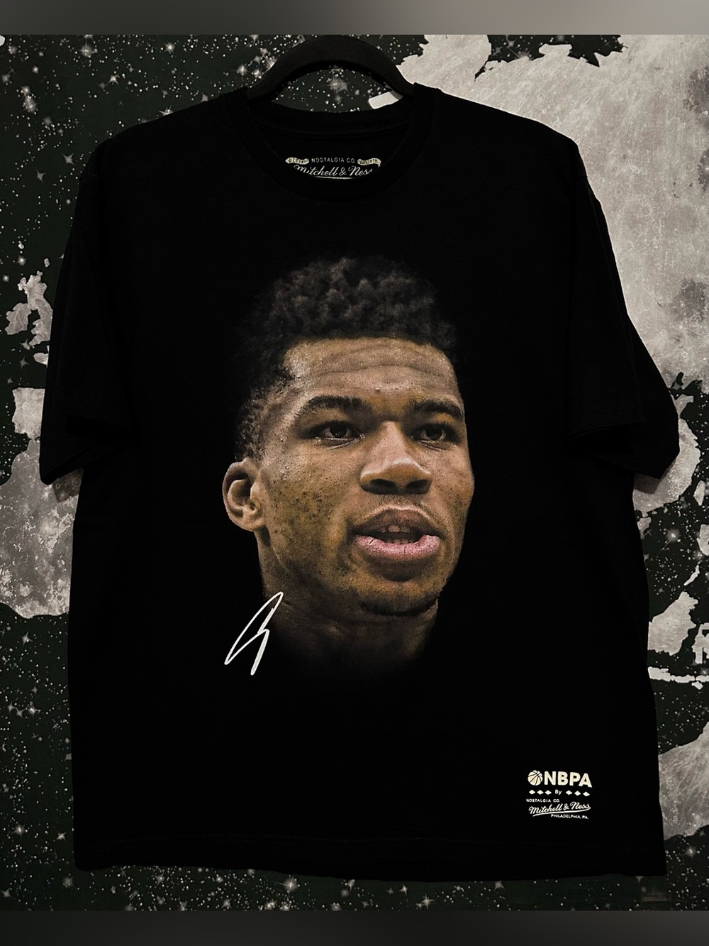 Mitchell & Ness Giannis Antetokounmpo Big Face Shirt